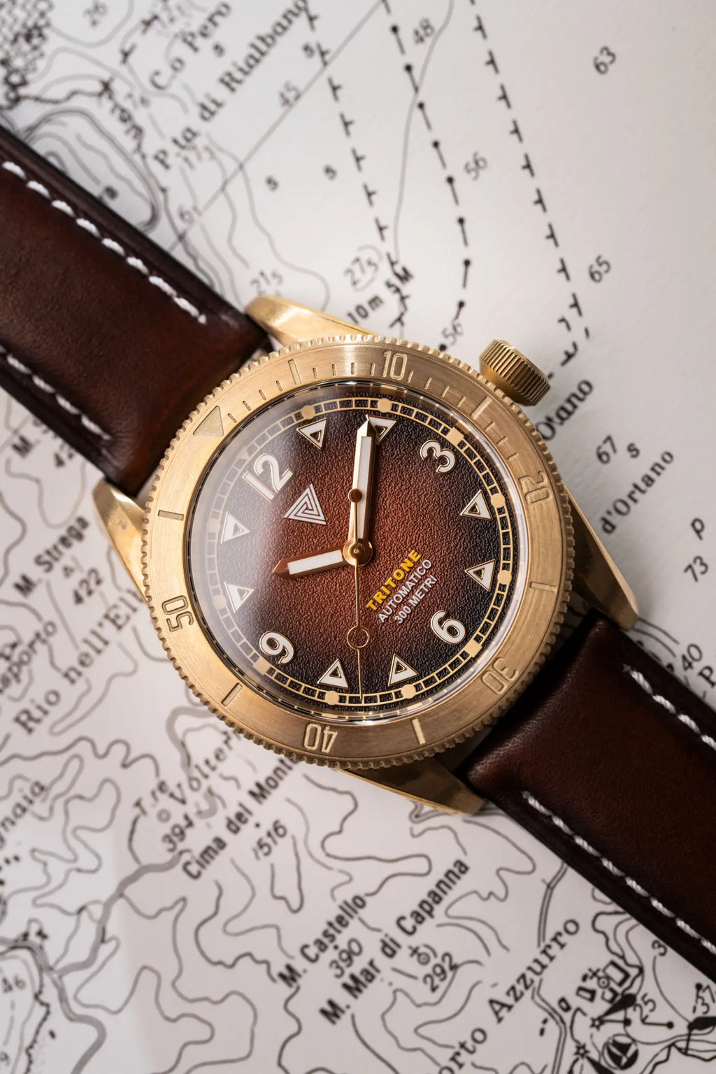 Orologio Vertigo Tritone bronzo con quadrante roccia rossa su mappa, vista angolata