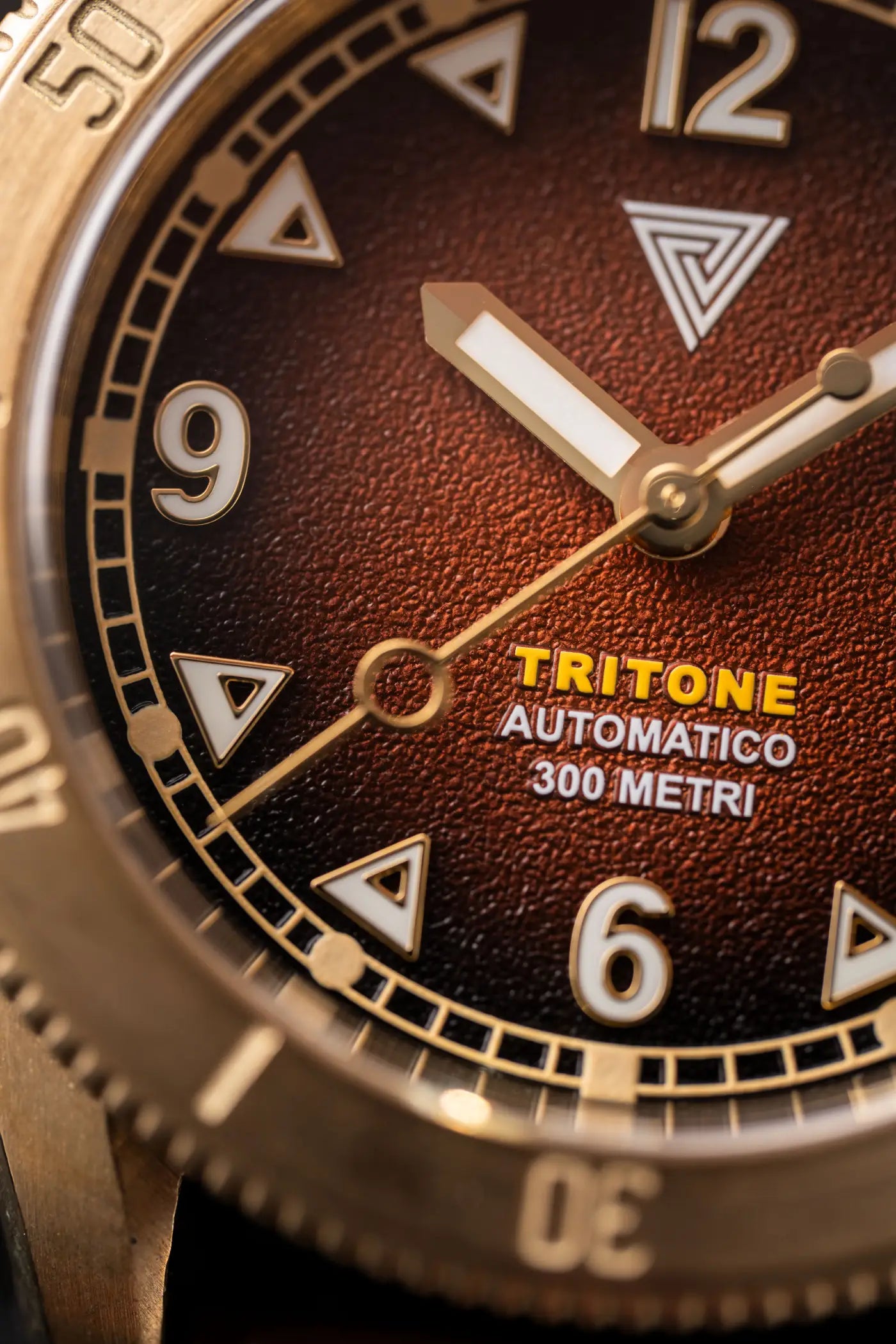 Dettaglio del quadrante roccia rossa dell’orologio Vertigo Tritone con indici e lancette