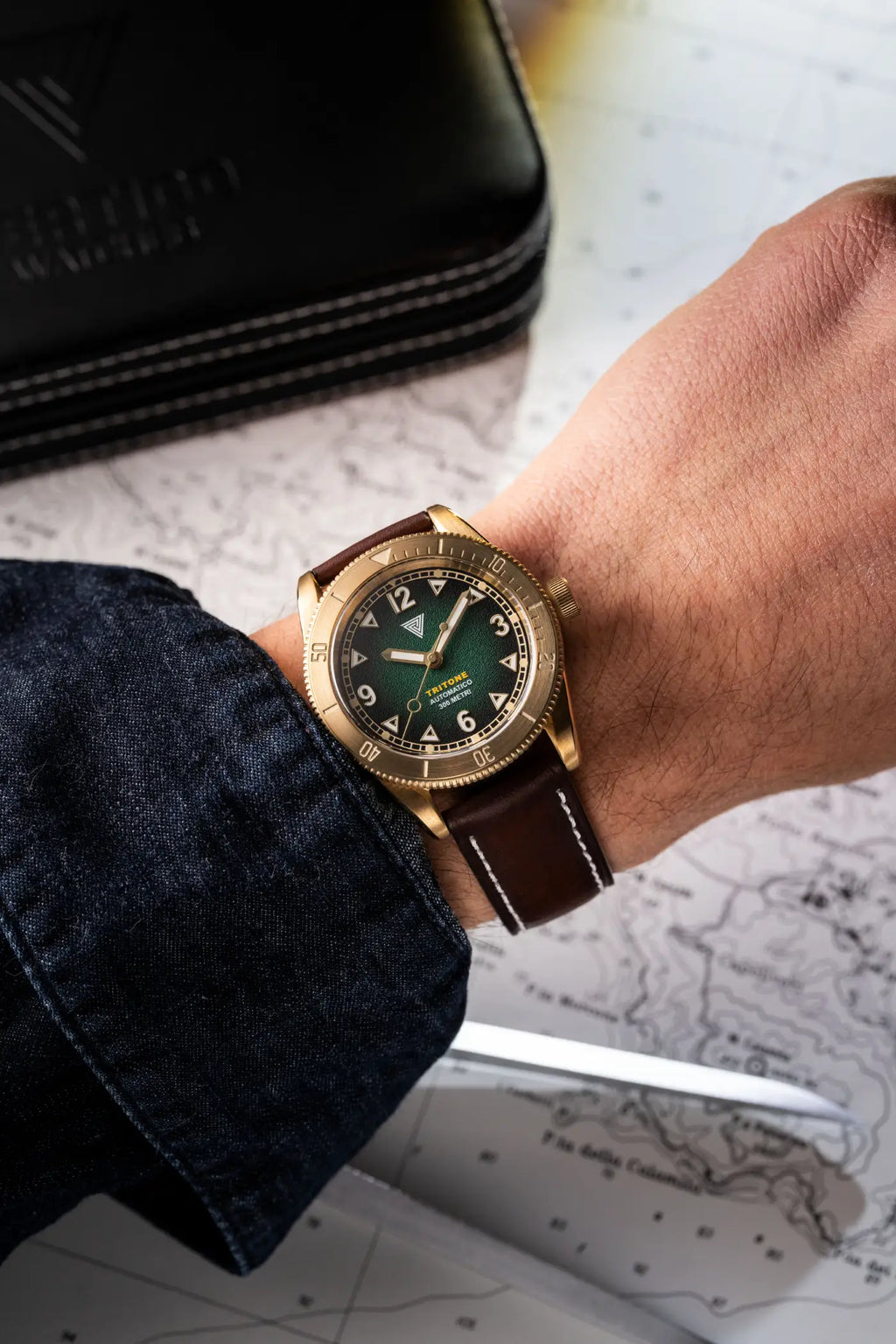 Orologio Vertigo Tritone bronzo con quadrante verde indossato al polso