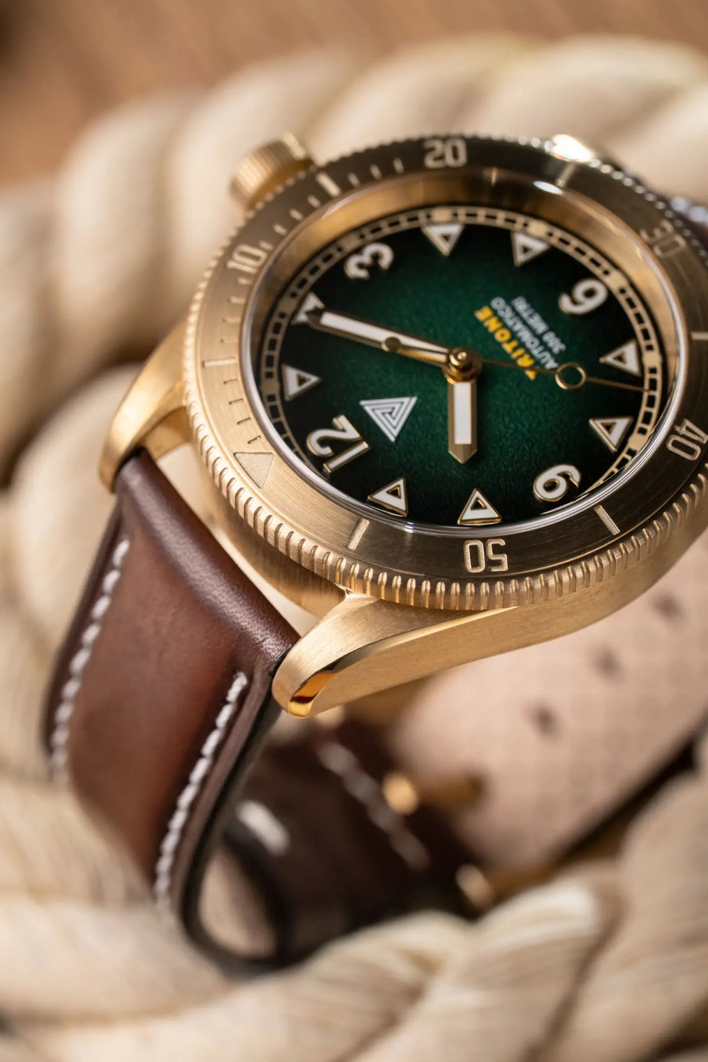 Orologio Vertigo Tritone bronzo visto di lato con cinturino in pelle marrone e quadrante verde