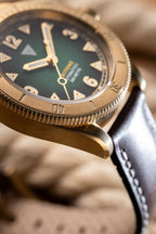 Dettaglio ravvicinato del bezel in bronzo dell’orologio Vertigo Tritone con quadrante verde