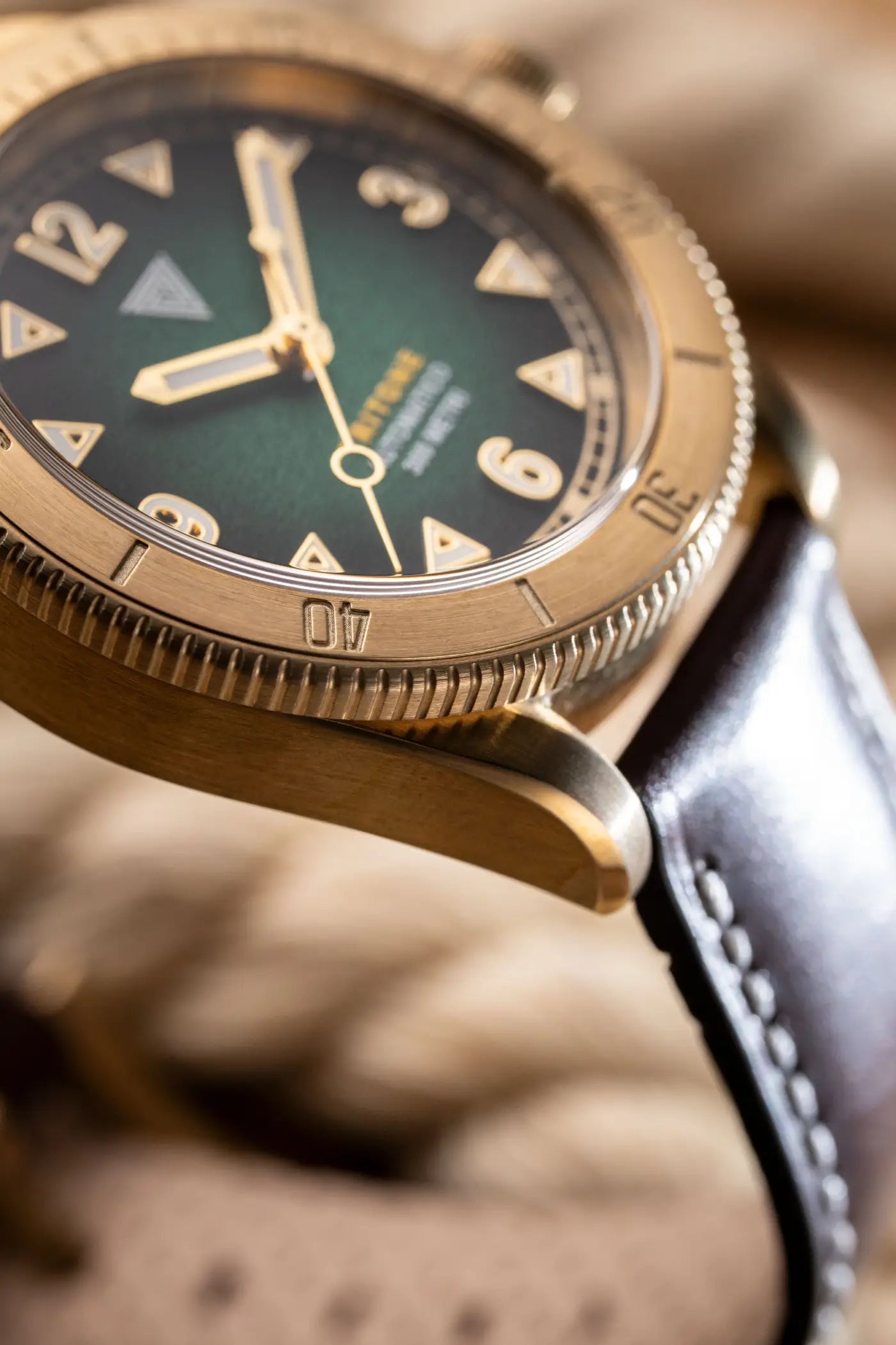 Dettaglio ravvicinato del bezel in bronzo dell’orologio Vertigo Tritone con quadrante verde