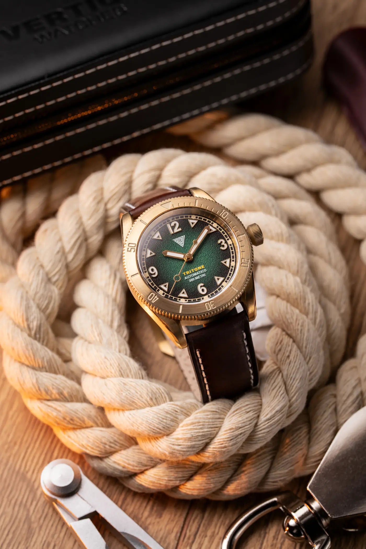Orologio Vertigo Tritone bronzo con quadrante verde su corda nautica, vista lifestyle