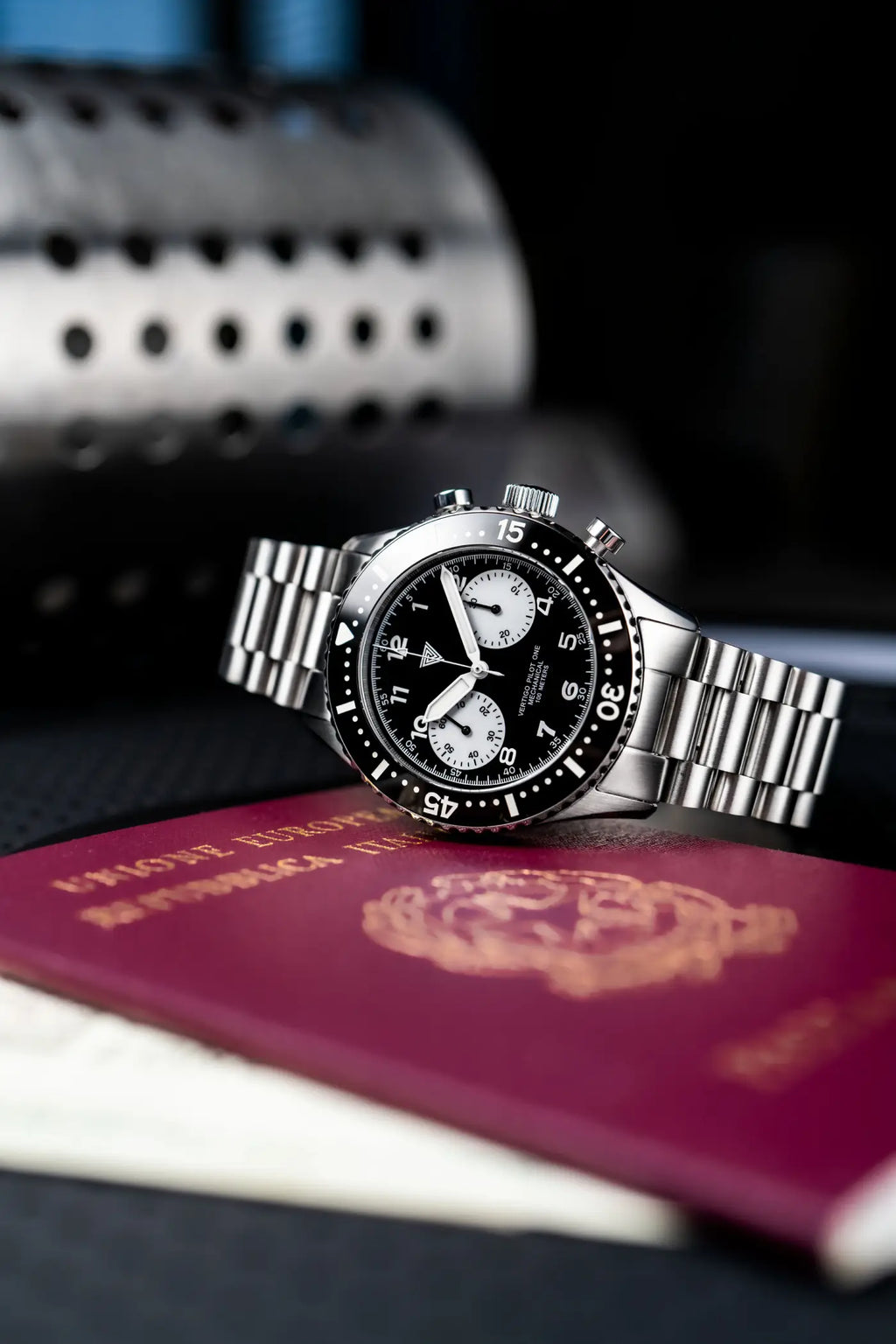 Orologio cronografo Vertigo Pilot One V2 reverse panda con bracciale in acciaio su passaporto, orologio automatico stile pilot da viaggio