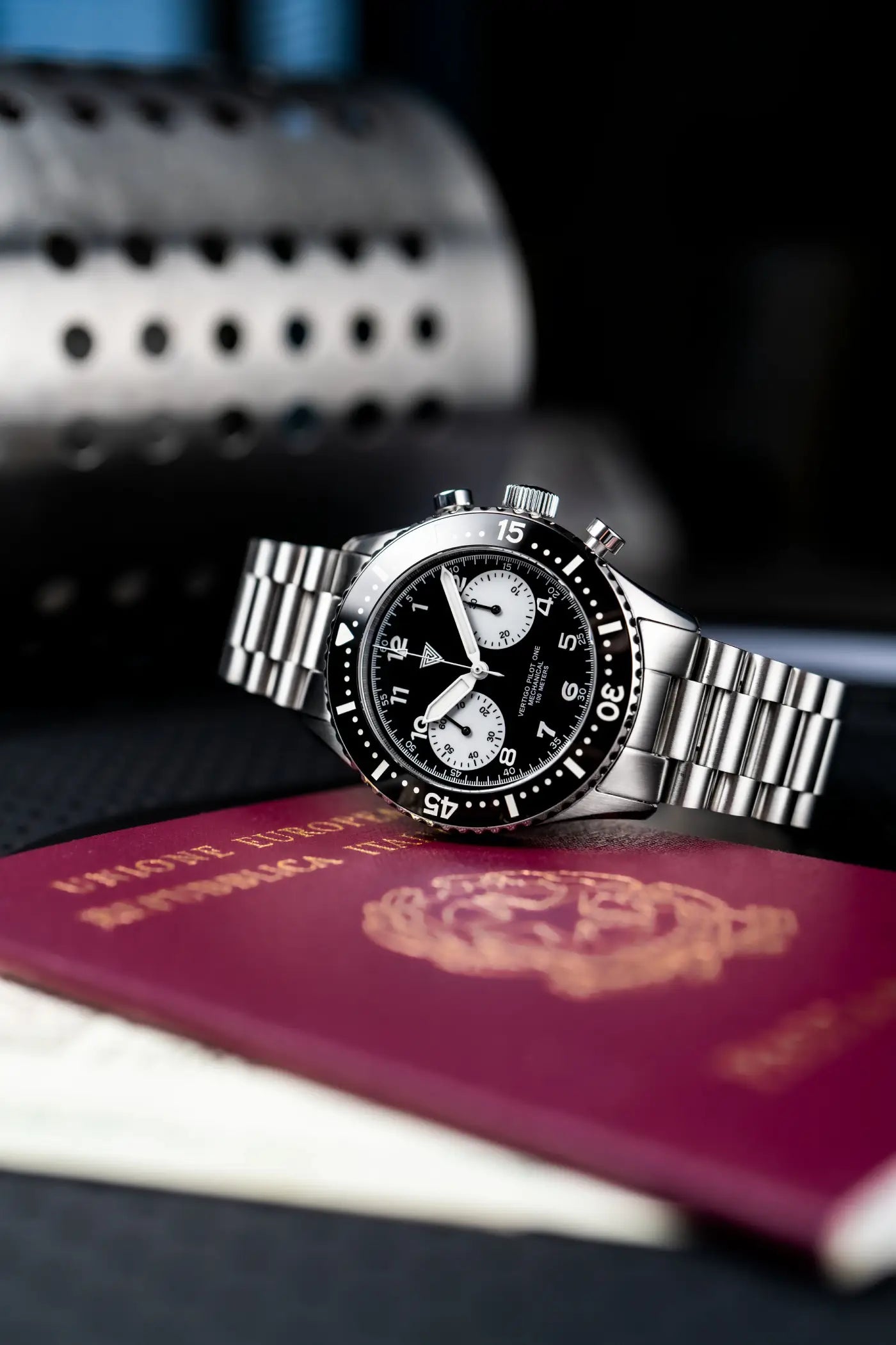 Orologio cronografo Vertigo Pilot One V2 reverse panda con bracciale in acciaio su passaporto, orologio automatico stile pilot da viaggio